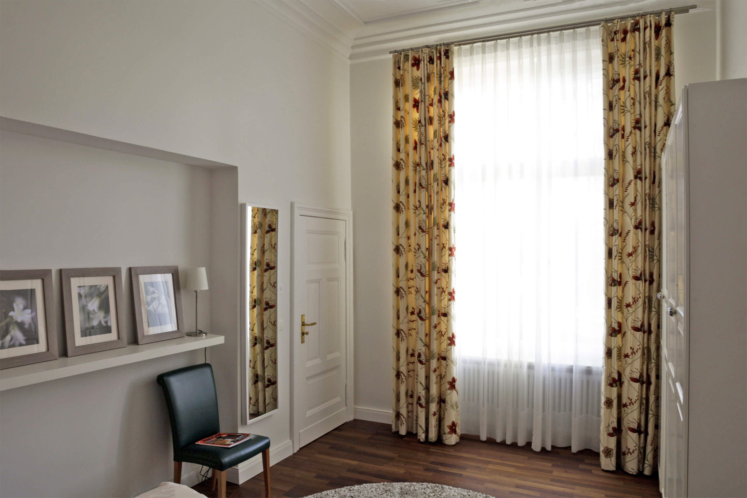 Schlafzimmer Vorhänge aus Seide floral besickt aufgezogen mit weißen Gardinen auf einer doppelten Gardinenstange
