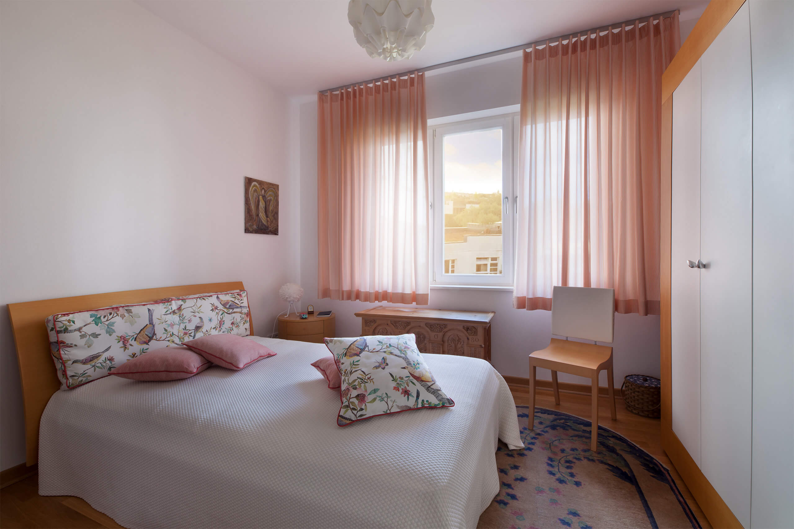 Moderne Schlafzimmer Gardinen als Sichtschutz mit einer Tagesdecke und Kissen als Ideen für die Dekoration
