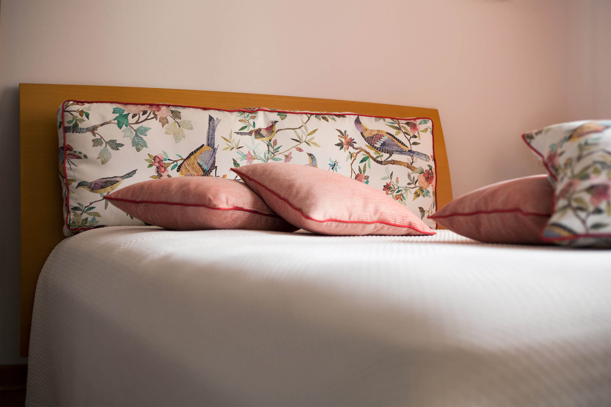Kissen und Tagesdecke als wichtiger Bestandteil der Schlafzimmer Raumausstattung passend zum Fenster Vorhang