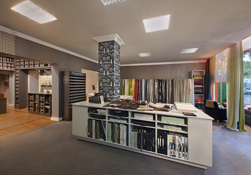 Adler Wohndesign, Raumausstatter Berlin für Stoffe, Beratung und Vorhänge und Gardinen nach Maß, vorderer Verkaufsraum