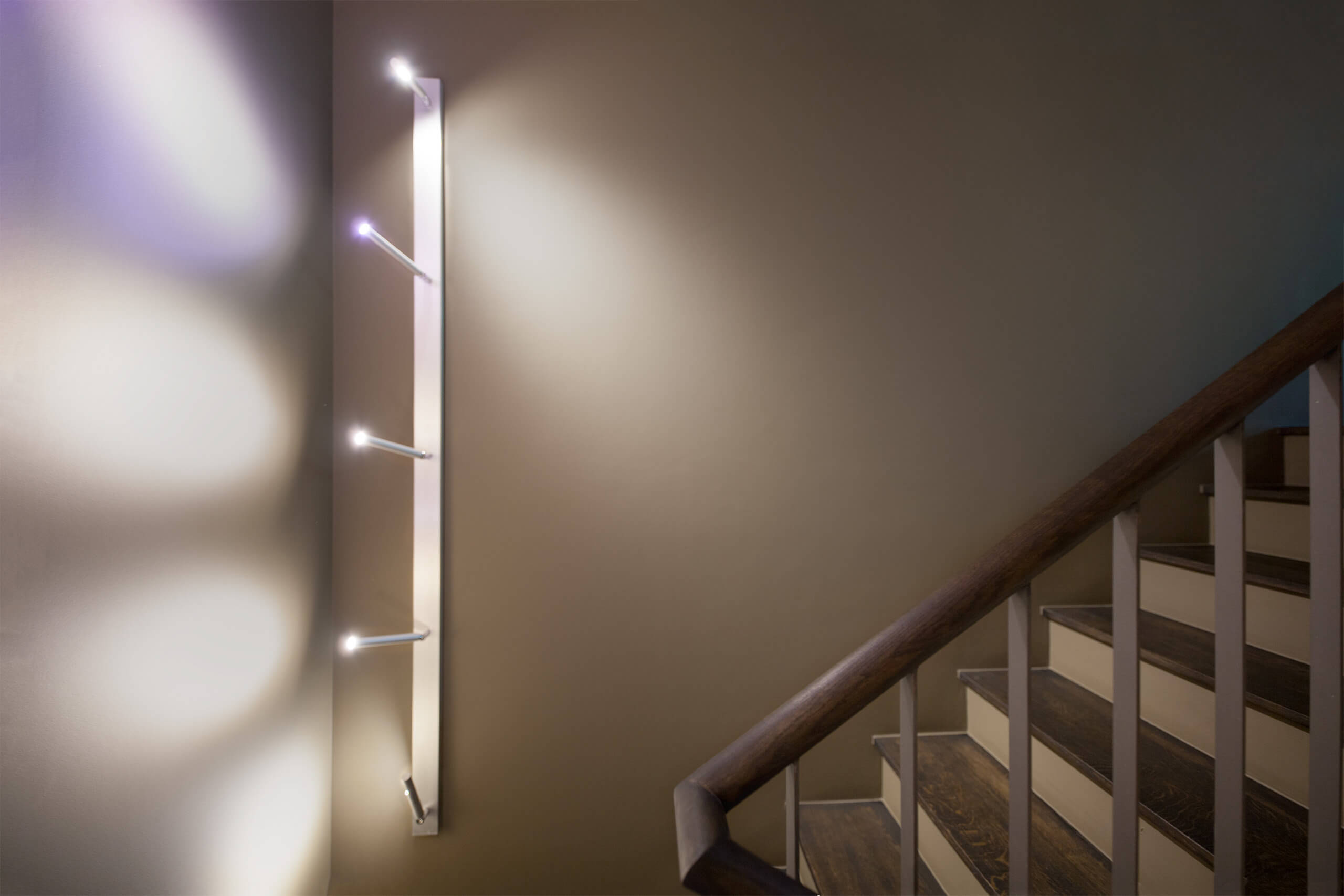 Farrow_Ball_Salon_Drab_Estate_Emulsion_Flur_Wandfarbe_Treppe_Handlauf_Wandlampen