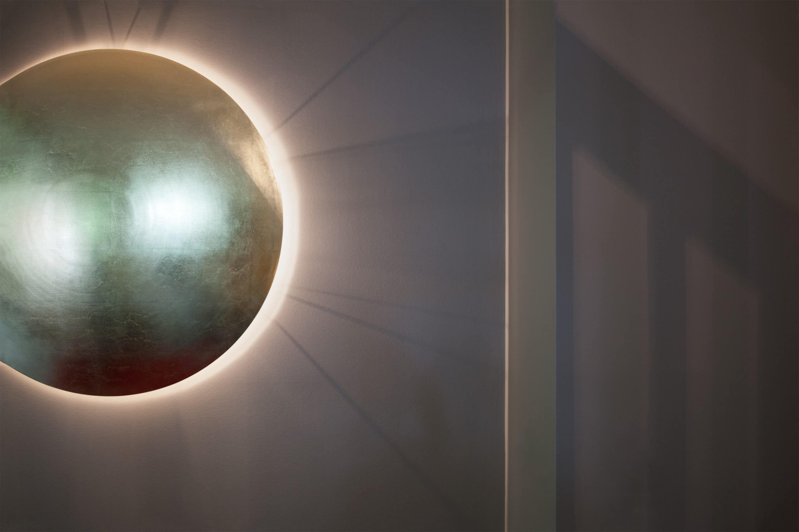 Farrow_Ball_Salon_Drab_Estate_Emulsion_Flur_Wandfarbe_runde_Wandlampe